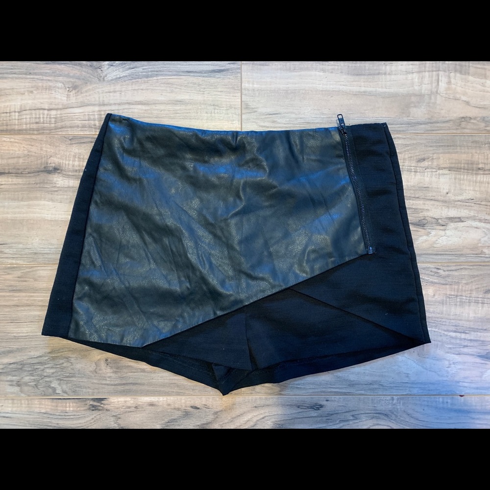 Top Shop black Shorts Size 10.